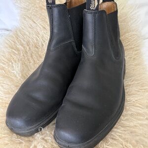 Blundstones chisel toe black